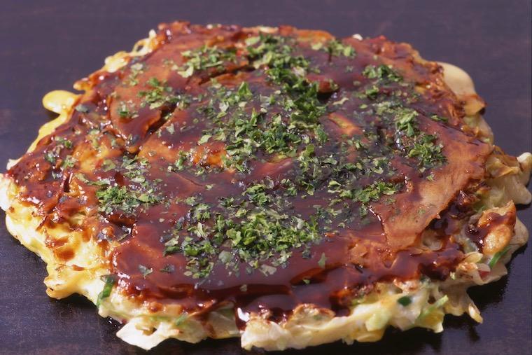 ばんばひろふみさんが極める関西流お好み焼き。