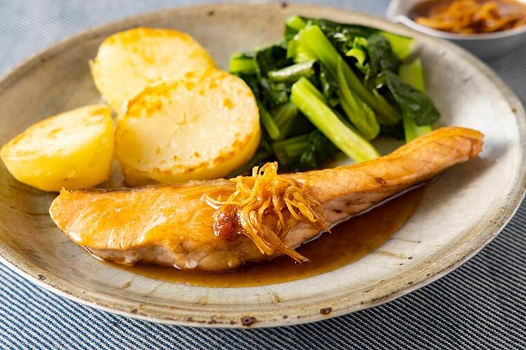 濃口ごま油の生姜醤油ソースがおいしい！　鮭と旬野菜のソテー