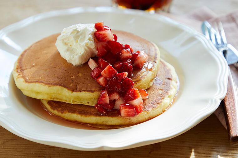 いちごソースとホイップバターでごちそうパンケーキ