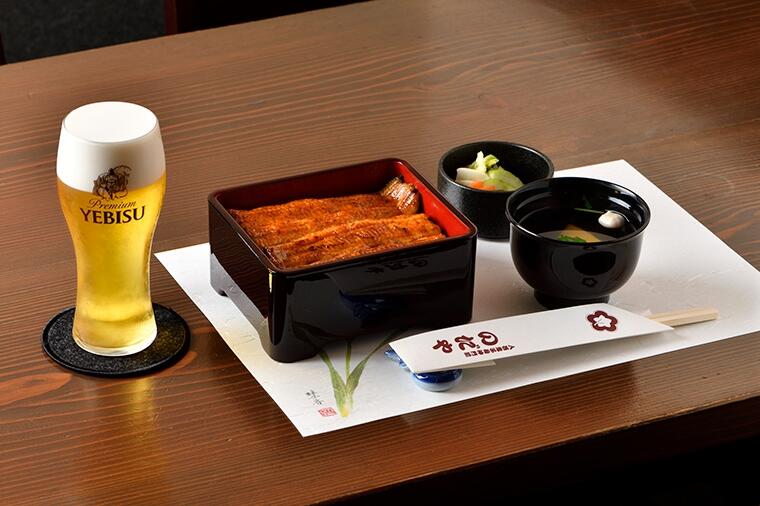 うなぎの焼き上がりを、ヱビスで喉を潤して待つ贅。