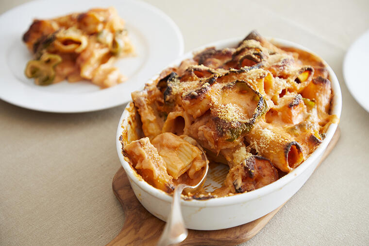 おいしい料理は人を幸せにする。人気料理研究家12人のとっておきのレシピ集です