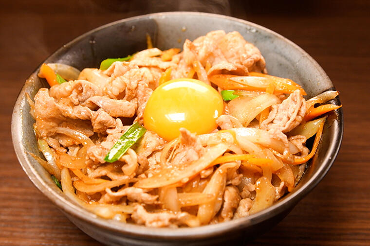 豚肉たっぷり。甘辛味のタレがガツンと効いた「スタミナ丼」