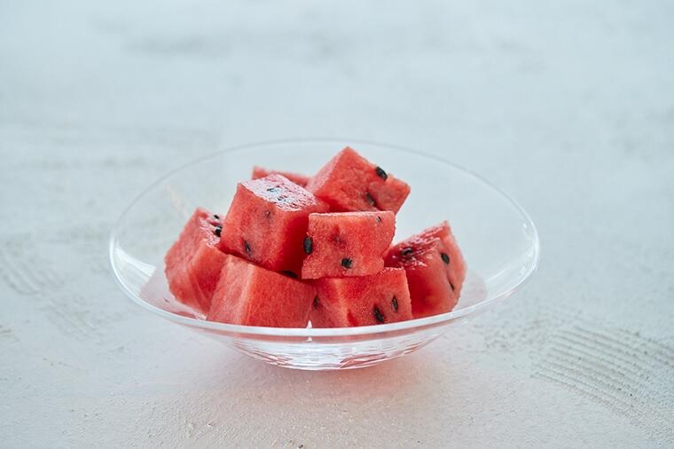 姿勢を正して食べる