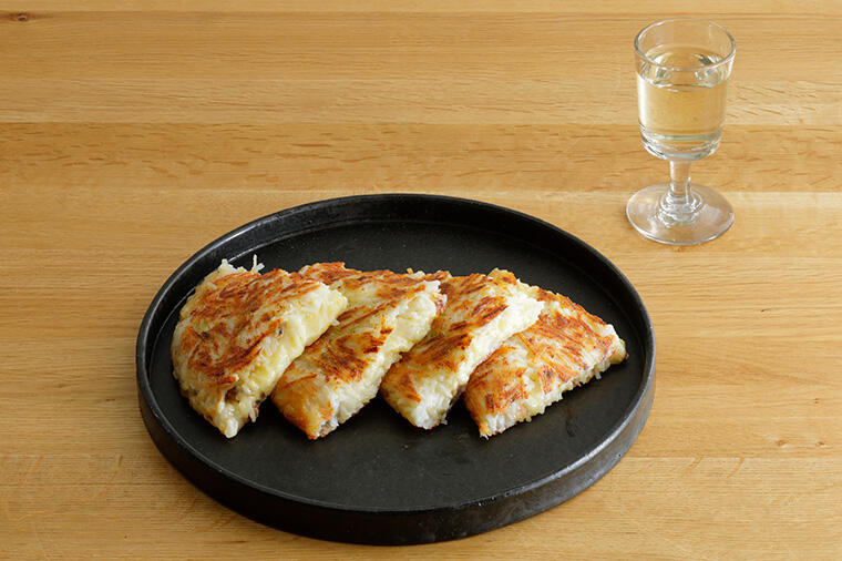 熱々にとろけるチーズと長芋のガレット