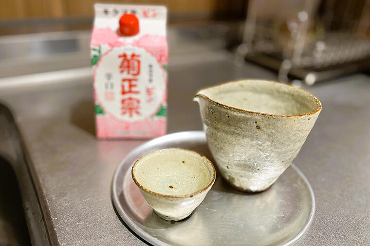 【愛飲パック酒900ml704円】dancyu編集長が台所でつい飲んでしまう、コンビニで買える高コスパ日本酒