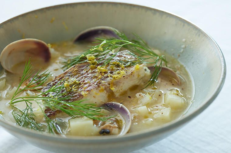 【「ズッパ」はイタリア語で何の意味？】腹持ちする具だくさんの一杯「魚介と野菜、ハーブの酒粕ズッパ～柑橘の香り～」