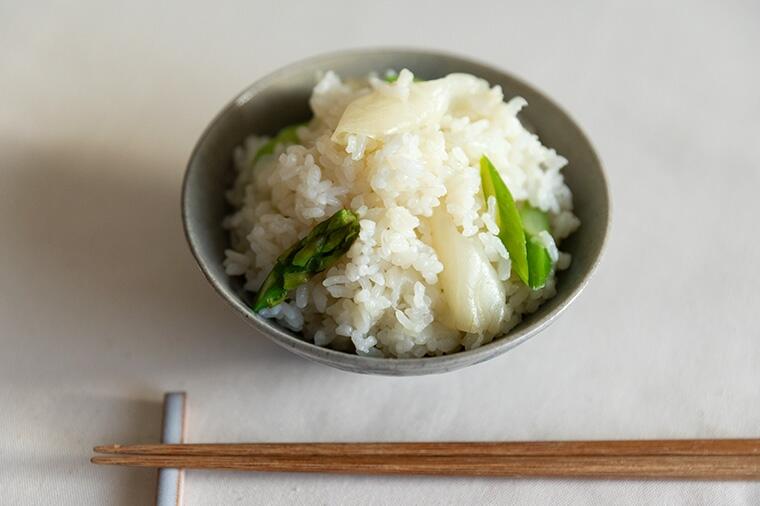 【アスパラガスと米を炊く】旨味をたっぷり吸いこむ「丸ごと玉ねぎとアスパラガスの炊き込みご飯」