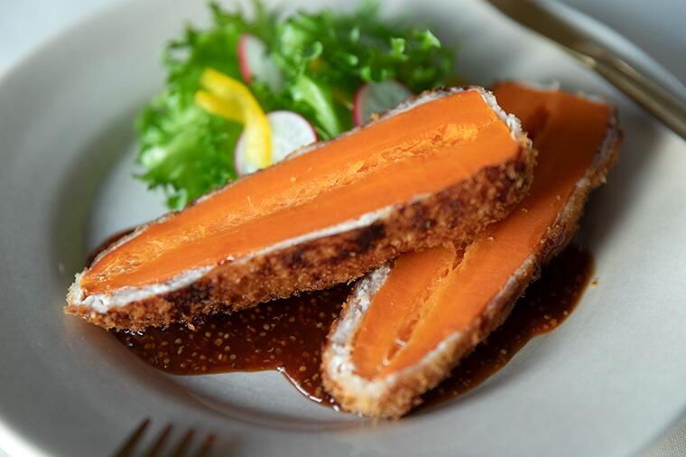 【にんじんなのに豚カツ並みのボリューム】ホクホク、サクサク食感の「丸ごとにんじんの肉巻きフライ」
