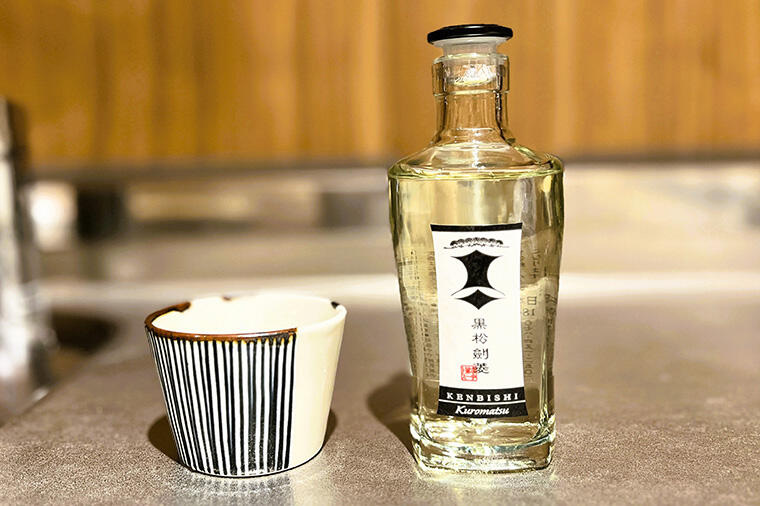 【日本酒特集の巻頭で紹介】dancyu編集長が台所でつい飲んでしまう、スーパーで買える王道酒「剣菱」