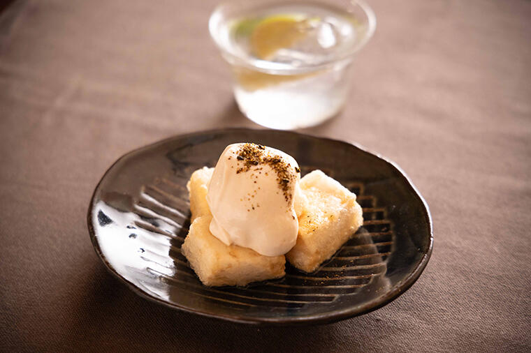 なめらかなソースもカリッとした唐揚げも、どちらも豆腐。異なる食感で味わう「豆腐の唐揚げ　豆腐ソース」