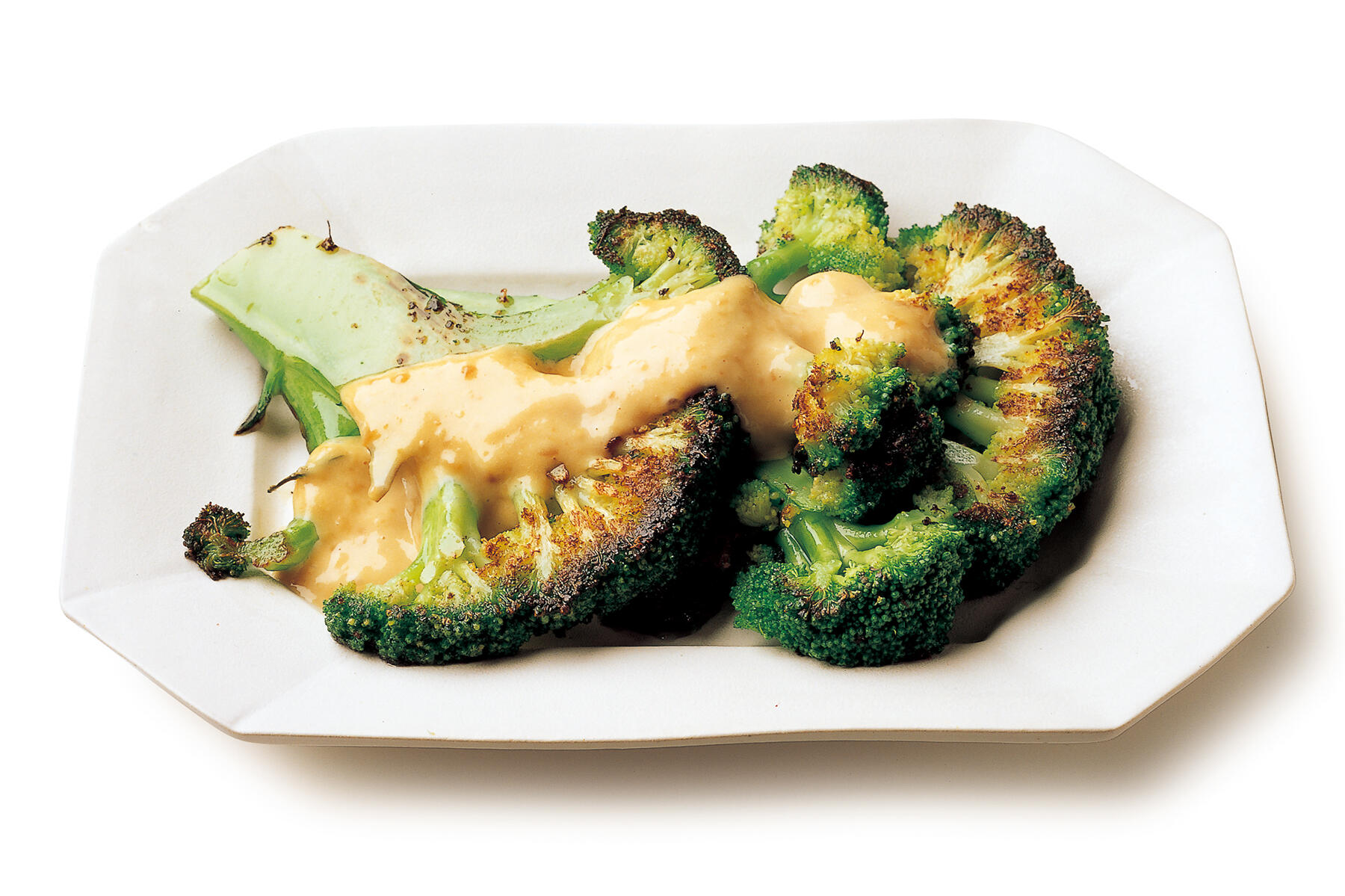 香ばしく仕上げた“焼きブロッコリーの味噌マヨがけ”