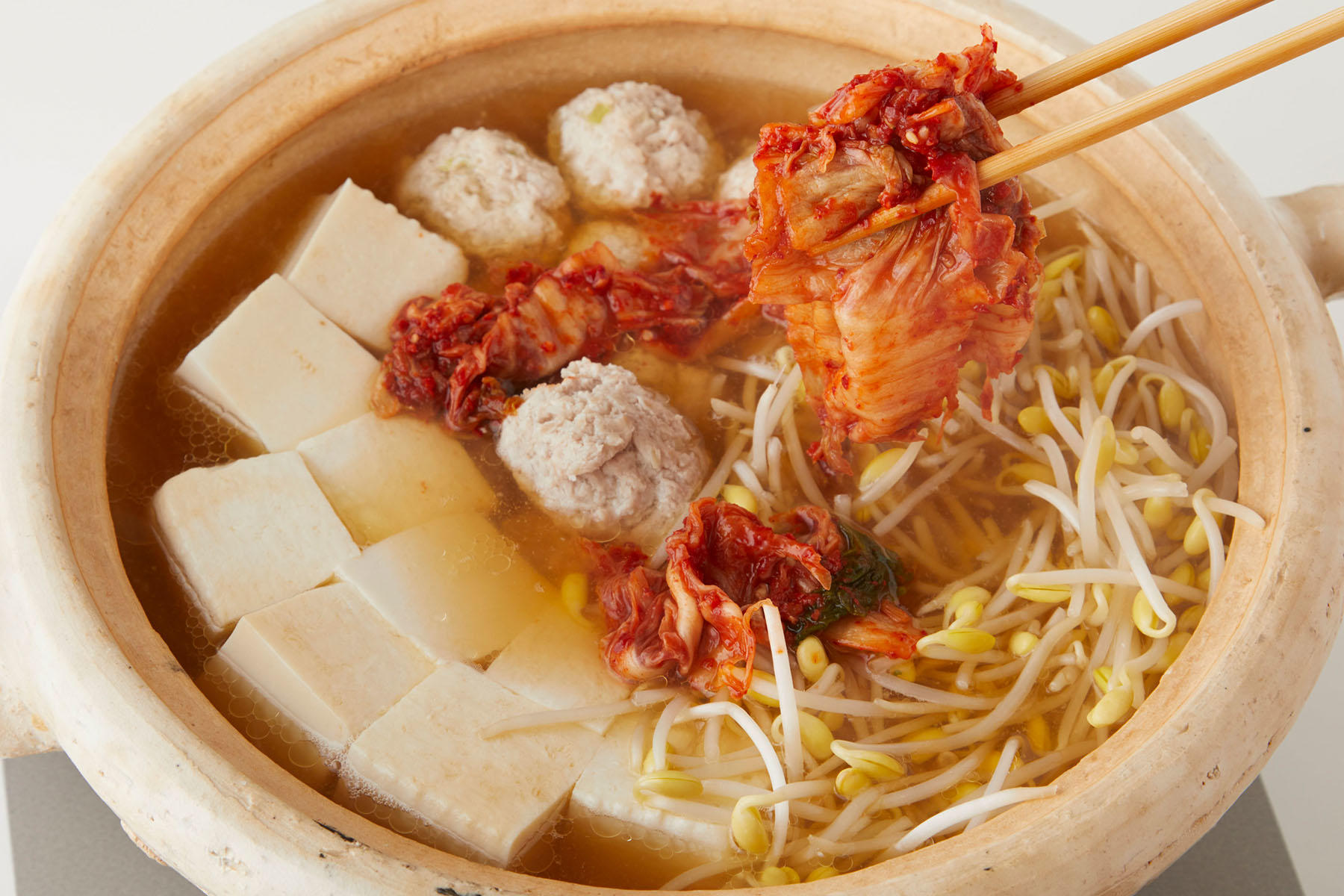 野菜、豆腐、キムチを投入