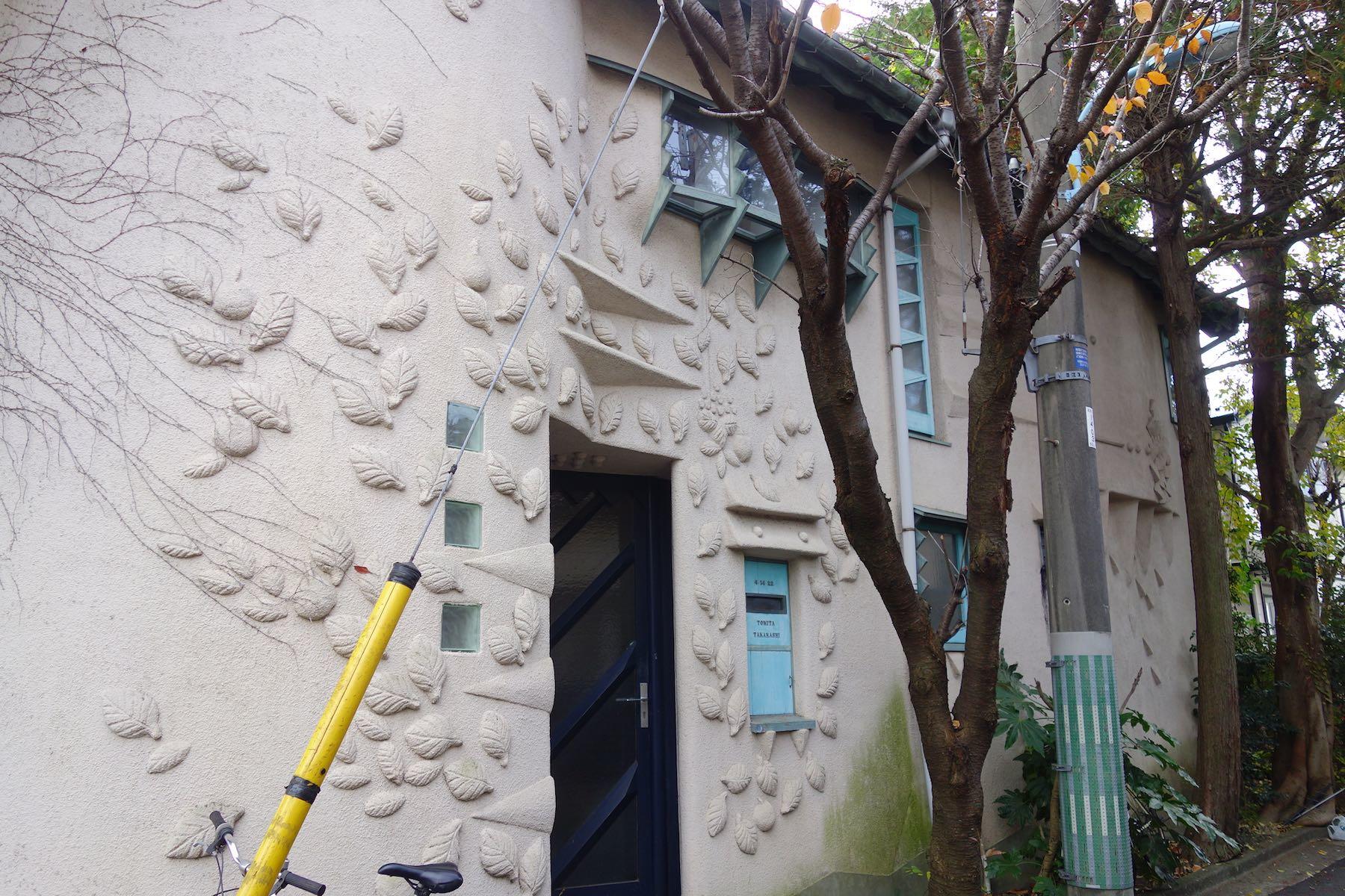 壁に落ち葉が舞っています。