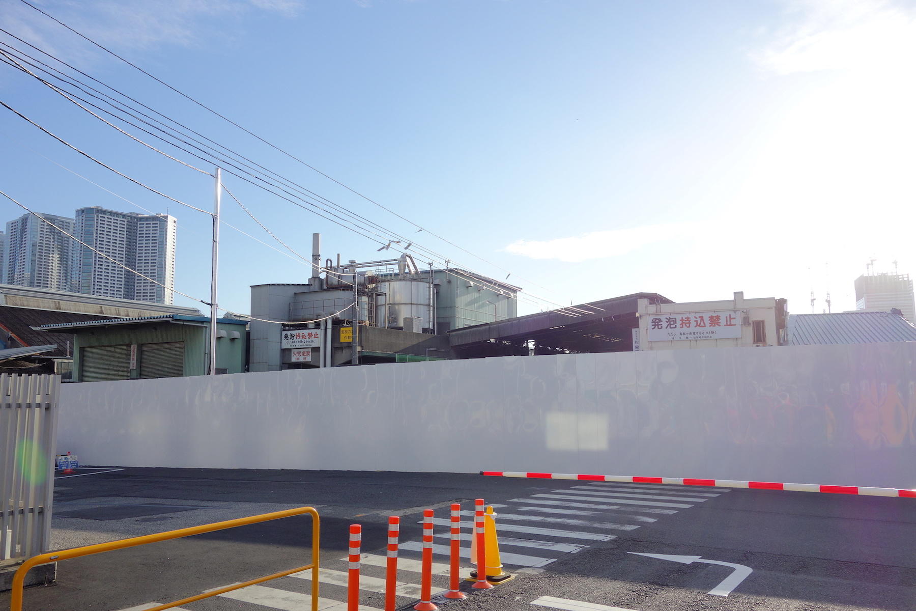 フェンスで囲まれ、立ち入り禁止となった場内市場