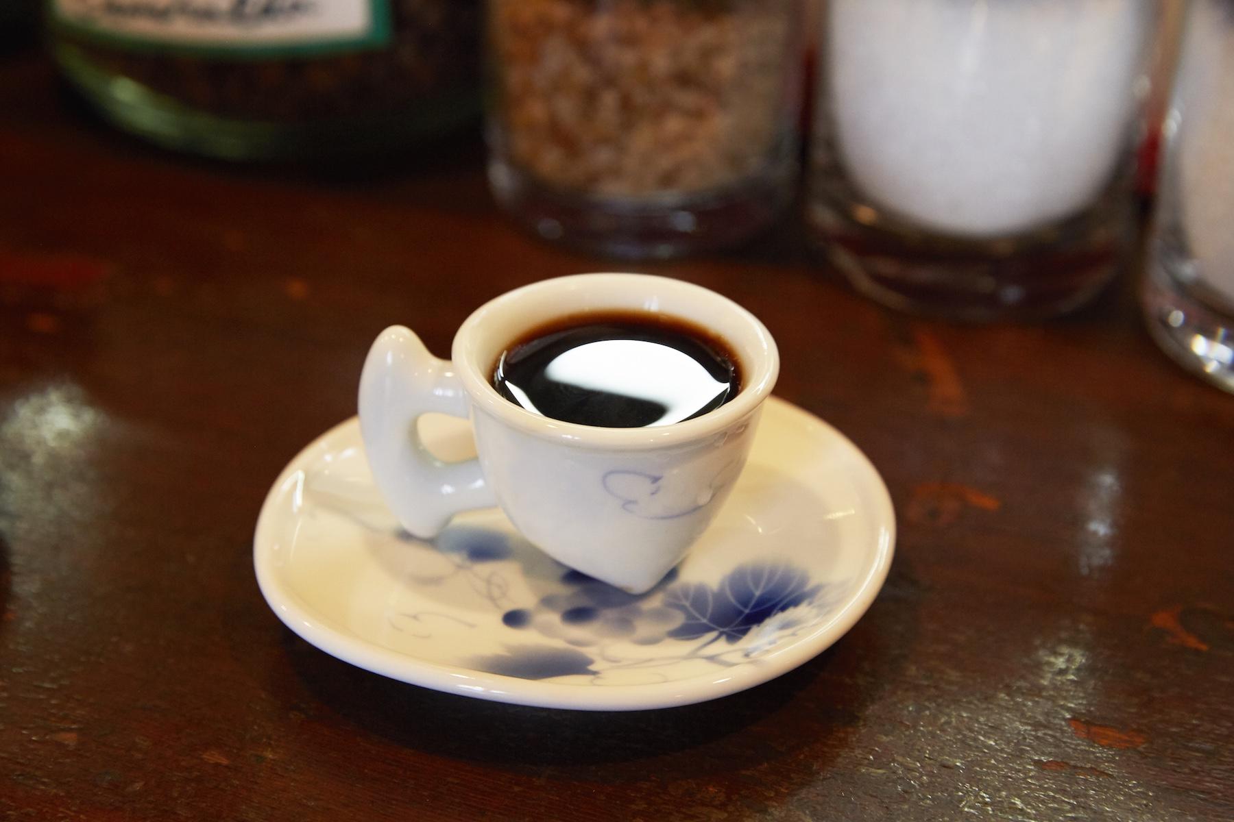 デミタスカップで味わった濃厚なマンデリン。深くて濃いのに、決してどぎつくないというか、軽みがあって舌離れもいい。思わず「うわあ、美味しい!!いやあ、ホントに美味しい」を連発してしまった。