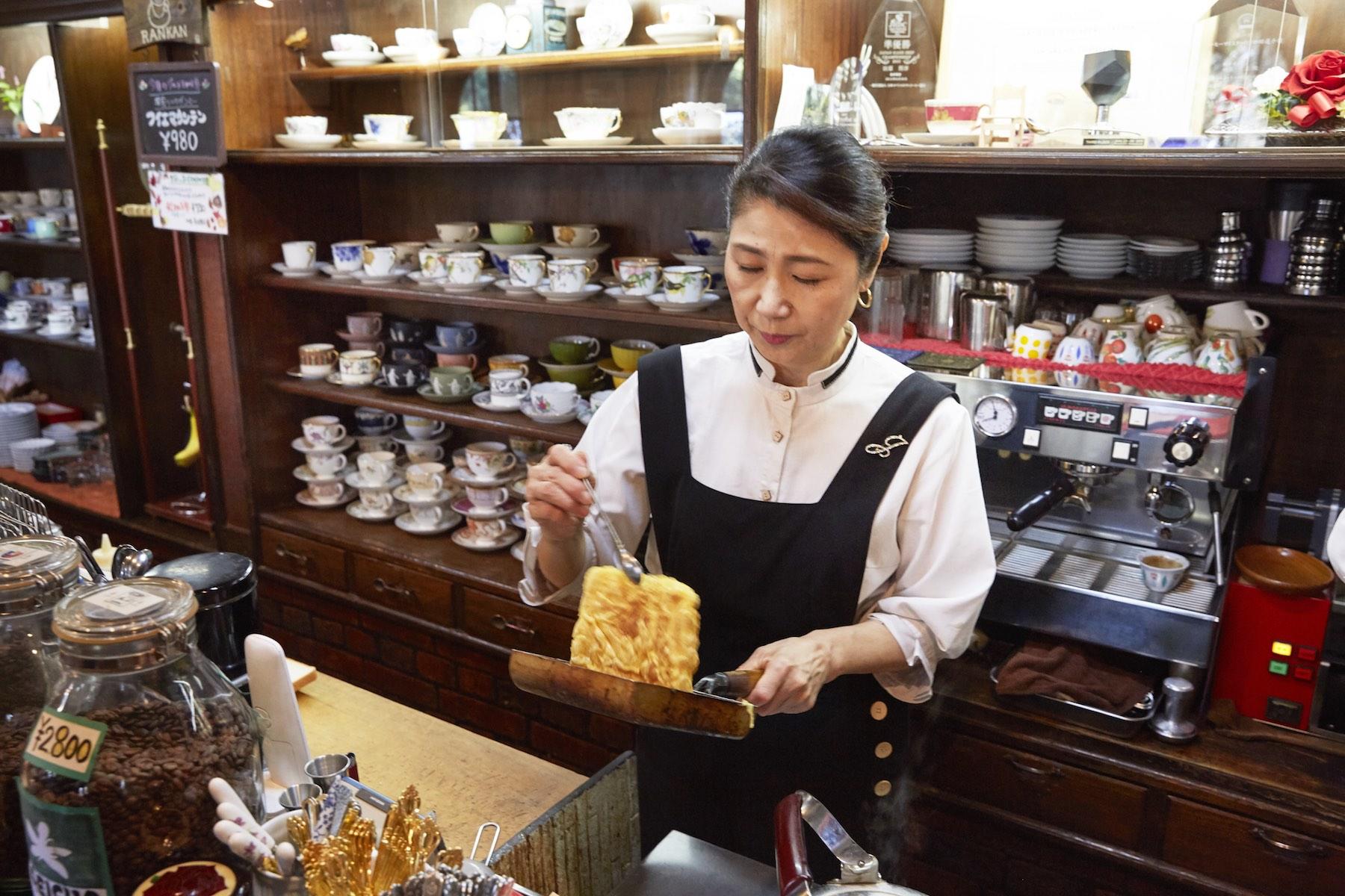 「ほらっ! いい色に焼き上がったでしょ」。大人気のエッグサンドづくりに翻弄、いや奮闘中の順子さん。2019年もいつもと同じ光景が見られました。