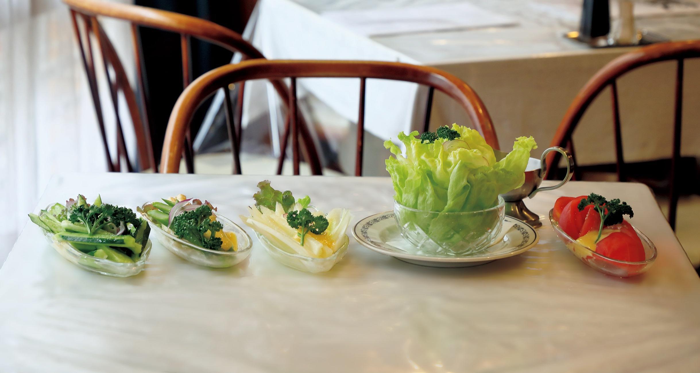 「煉瓦亭」の野菜サラダ