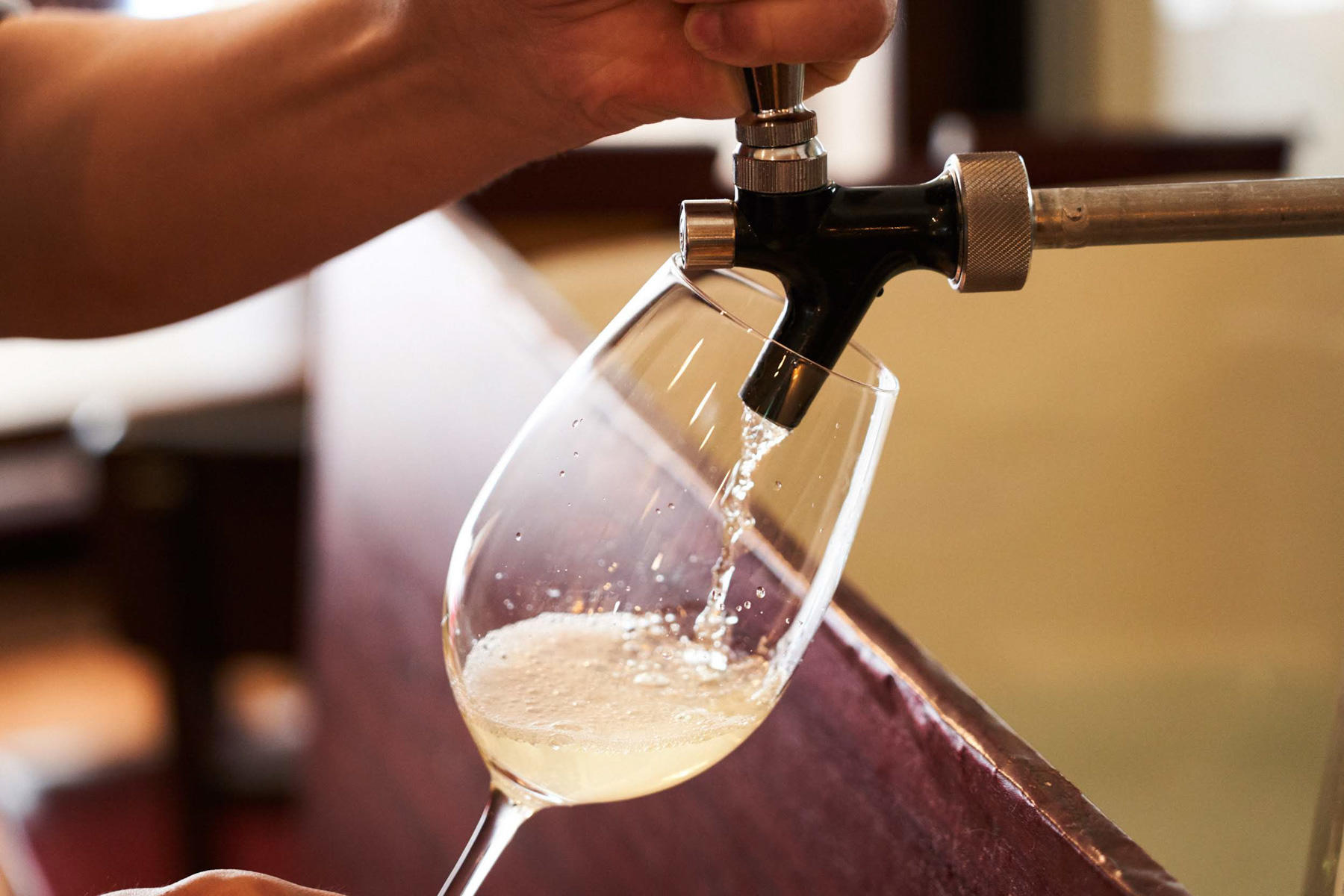 ワインを樽から注ぐ