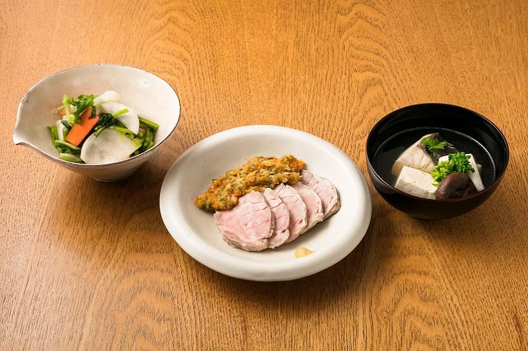 「分とく山」の野﨑洋光さんの料理。左から、かぶの浅漬け、塩ゆで豚、煮魚。