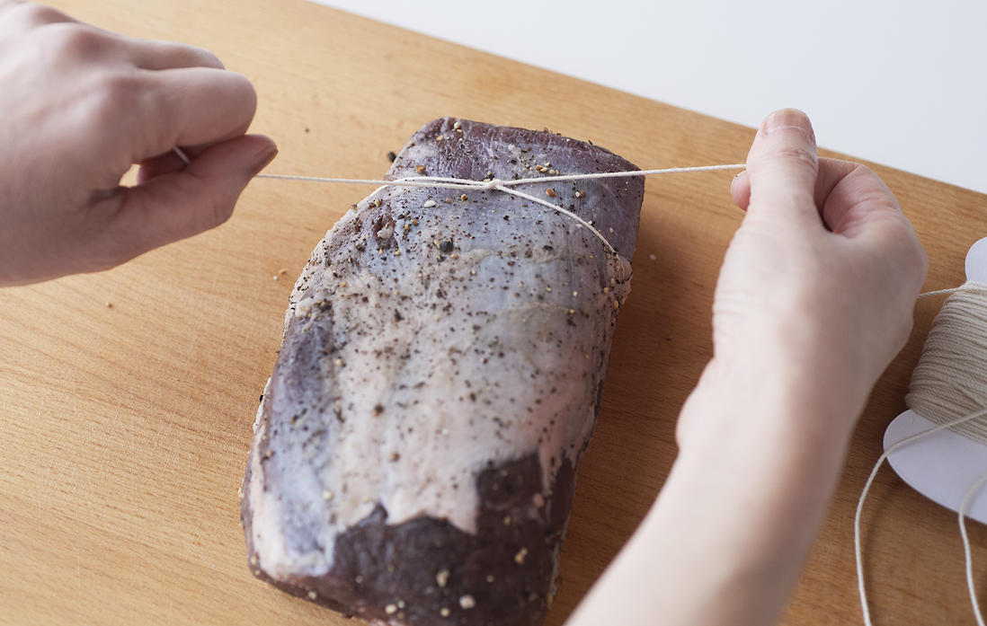 2、牛肉を締め付けない程度に片結びにする。