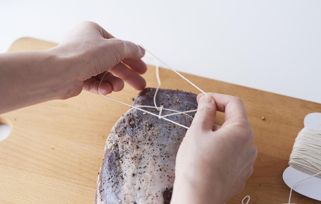 3、長く伸びている糸を交差して輪をつくる。