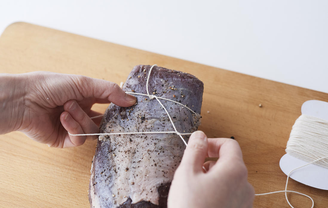 4、奥の方から牛肉を輪に通す。