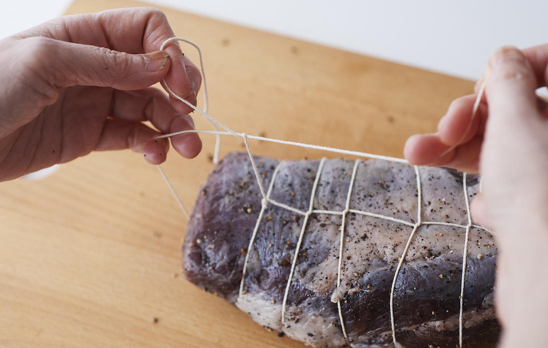 7、長く伸びている紐が1周したら、最初に片結びをした紐と結ぶ。