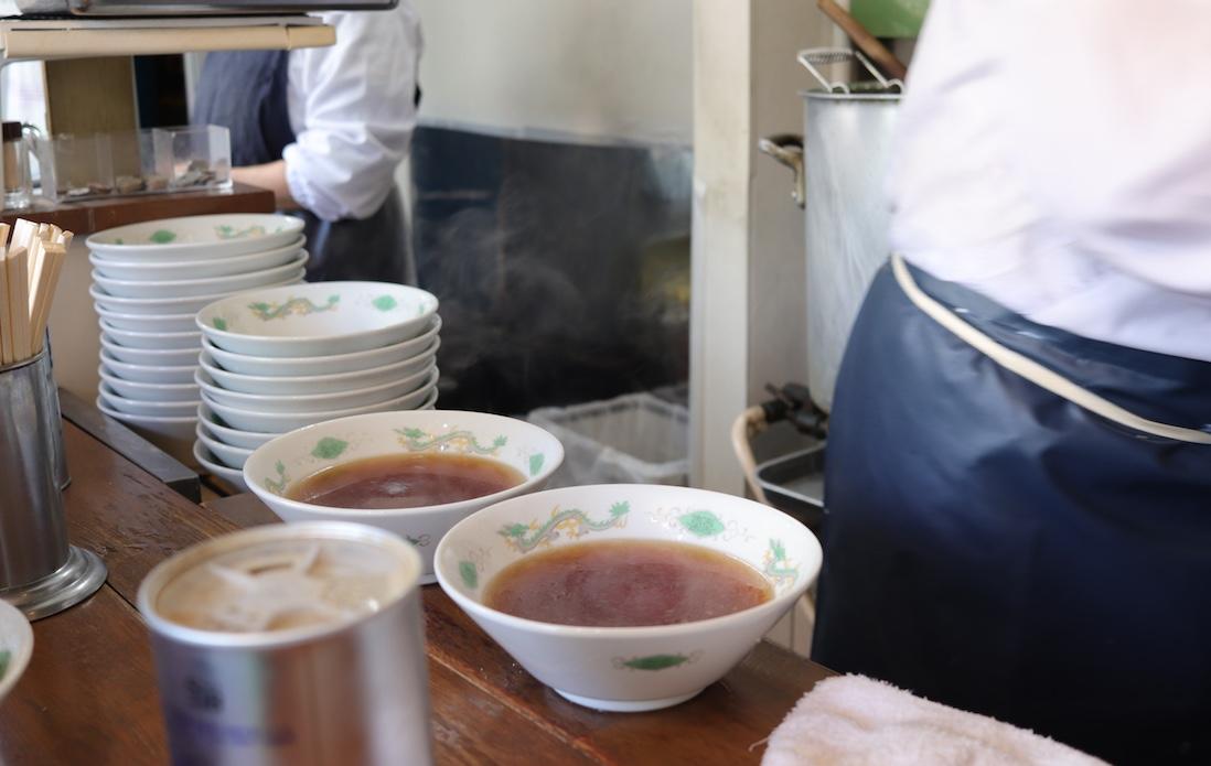 ラーメンは700円。スープは豚骨ベースの醤油味。
