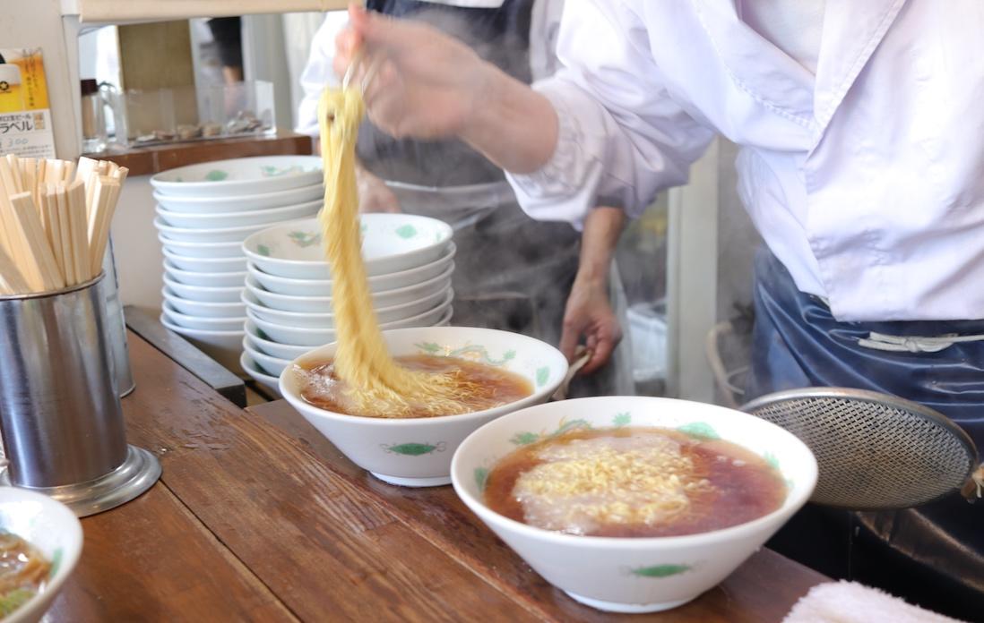 麺を入れたら、素早く箸で引き上げ、ほぐします。細麺はからまりやすいから、高く上げているのかな？カウンター席から見ていて楽しいです。