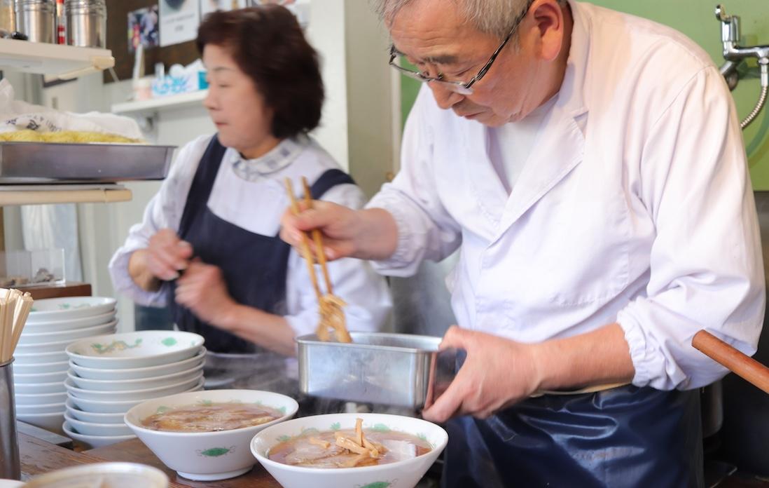 チャーシューをのせ、メンマをちょいちょい。