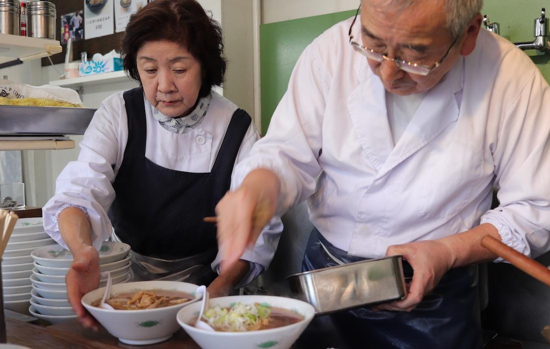 奥さまの孝予さんと阿吽の呼吸オペレーション。