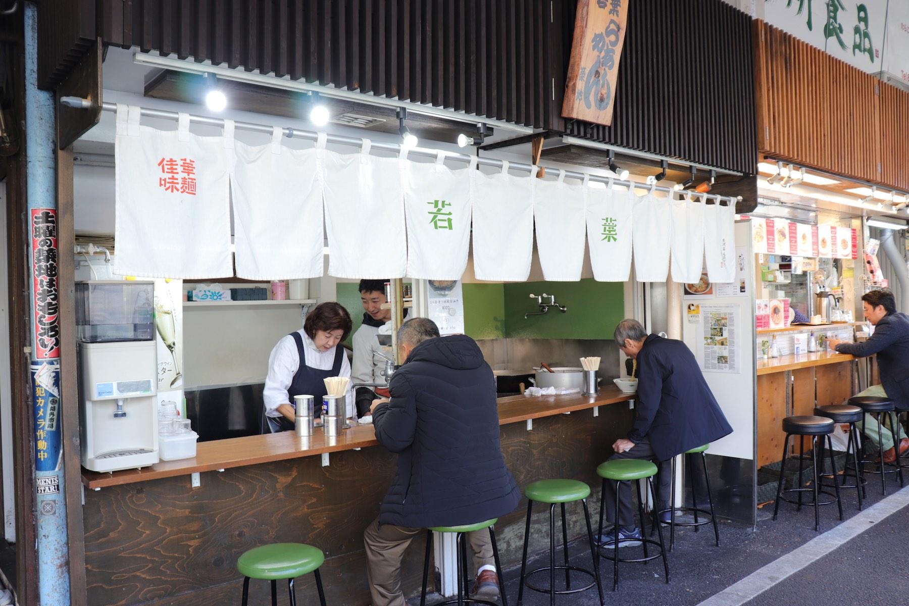 帰りに撮った1枚。カウンターの中は吾郎さんから三代目の息子さんに変わった模様。午後1時半過ぎ。今日もお疲れ様でした。