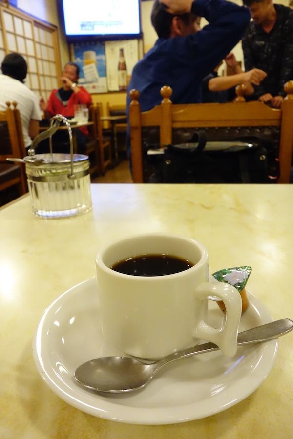 コーヒー400円だけいただいてしまったけど、11:30~14:30は喫茶利用は基本NGだそうです。混み具合を考えるとそりゃそうですね。すみませんでした。